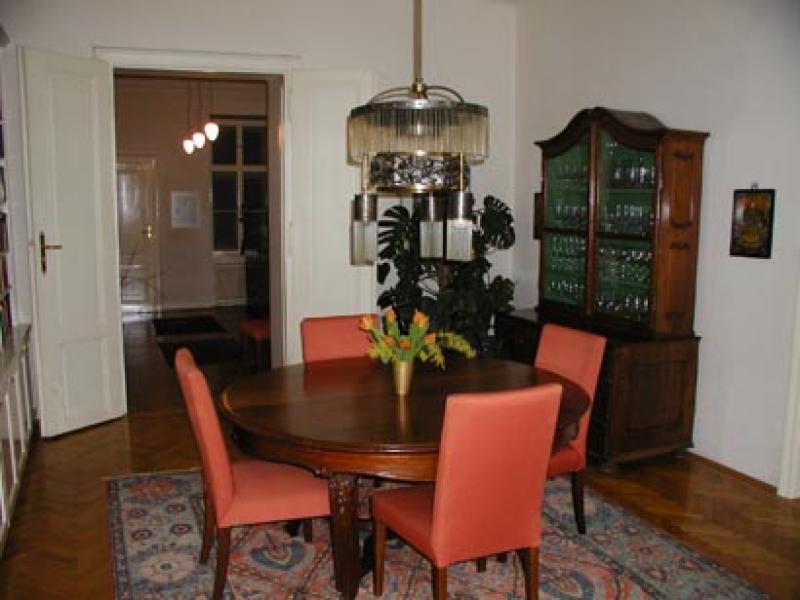 Esszimmer mit Knochenbarock-Esstisch Esszimmer mit Knochenbarock-Esstisch - Drossos Living Spaces