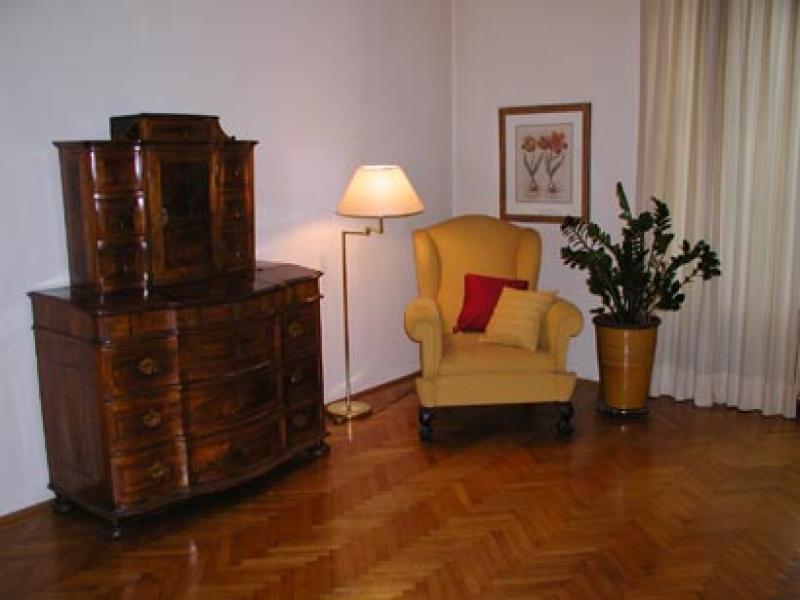 Lehnstuhl mit Stehlampe und Kommode Gutes Feng Shui sieht man nicht, aber man spürt es! - Drossos Living Spaces