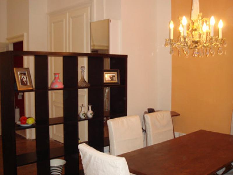 neu ausgemalter Essbereich in einer Altbauwohnung