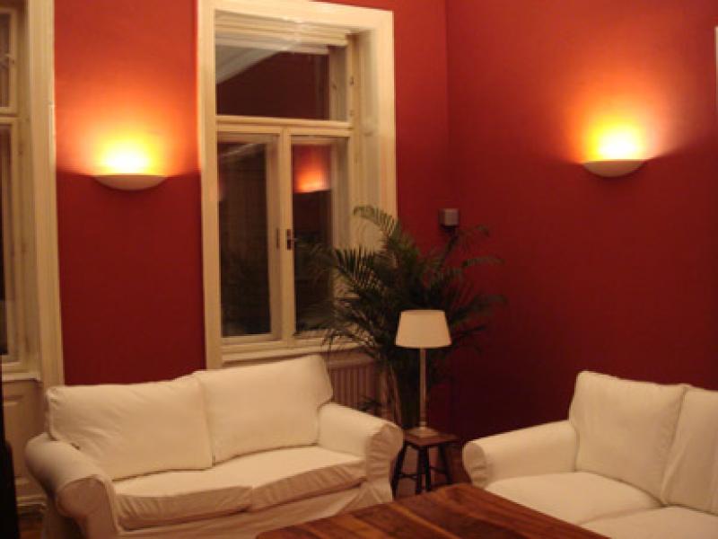 Sitzgarnitur mit indirekter Beleuchtung und Stehlampe