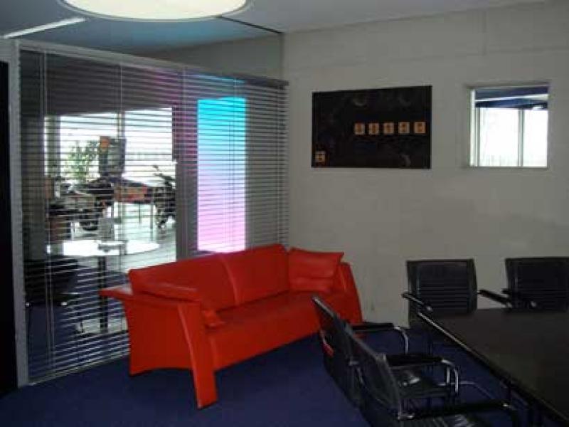 Blick vom Besprechungszimmer zum Farblichtpanel