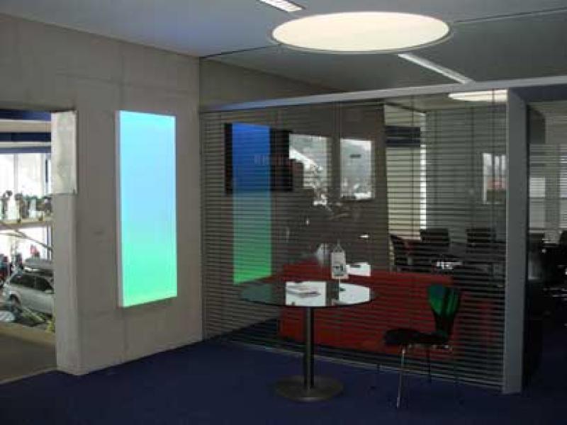 Wartebereich mit Farblichtpanel