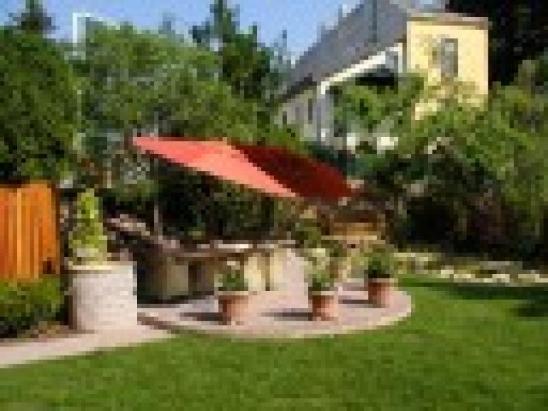 Gartenterrasse mit Sonnenschirm - Drossos Living Spaces